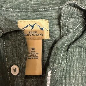 Men’s dress/casual button up shirt, vint green in color